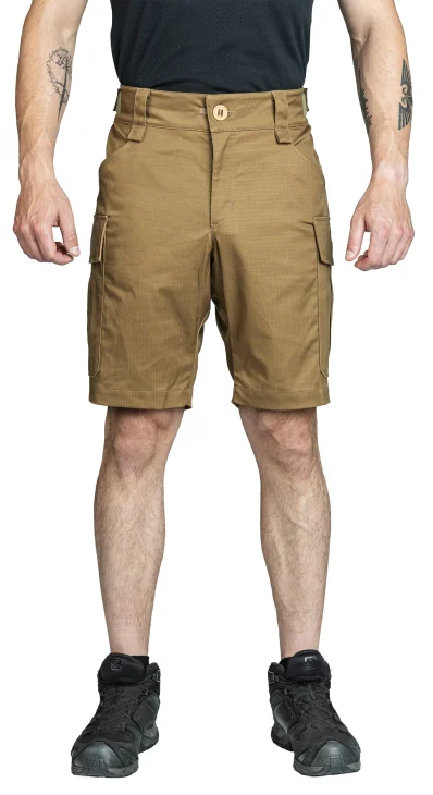 Modellgröße: 189 cm, Taillenumfang 83 cm. Konfektionsgröße ist Medium Regular.