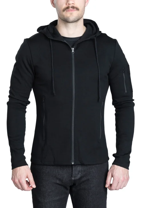 Model height 189 cm (6'2"), chest 107 cm (42"), waist 83 cm (33"). Wearing size Medium Regular.