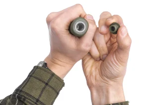 Der Endstopfen sitzt extrem fest und der Innenraum bietet nicht viel Lagerungsmöglichkeit. Das Messer kann an einem Bajonettadapter befestigt oder in einen Speer umgewandelt werden.