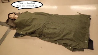 Napittamalla kankaan sivut yhteen saa tehtyä köpöisen sosialistimallin makuupussin. Muista myös huopa tai tulee holotna. Mallimme Heinz demonstroi.
