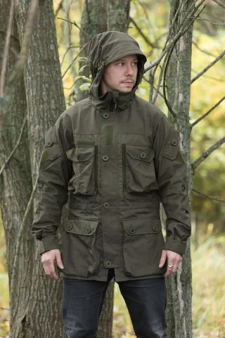 Das Model ist 175 cm groß und hat einen Brustumfang von 98 cm. Das Model trägt die Größe Small Regular.