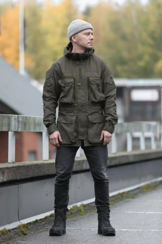 Das Model ist 175 cm groß und hat einen Brustumfang von 98 cm. Das Model trägt die Größe Small Regular.