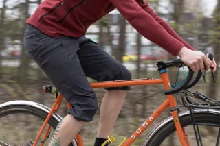 Henkilön pituus 188 cm, vyötärö 81 cm, vaatteen koko Small Regular