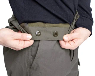 Hosenträgerknöpfe auf der Innenseite der Taille.