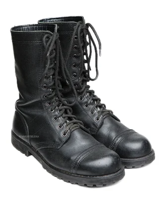 Ein gut getragenes, aber gepflegtes Paar ist abgebildet. Diese Stiefel altern wie guter Wein.