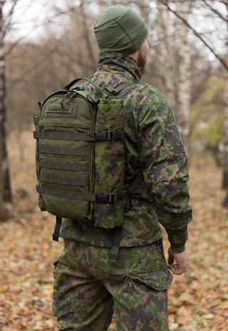 290 x 290 cm, seitlich an einen Kampfrucksack geschnallt.