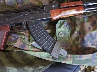 556 fits 7,62x39 mm magazines.
