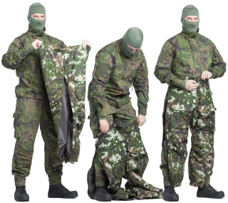 Öffnen Sie die Beinreißverschlüsse und den Hosenschlitz und ziehen Sie die Hose an, ohne das Schuhwerk zu entfernen. Schließen Sie den Hosenschlitz.
