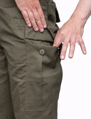 Knopfverschluss an den Cargotaschen.