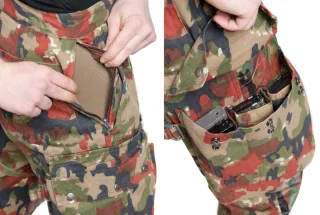 Blick auf die Reißverschlusstasche und die große Cargotasche.
