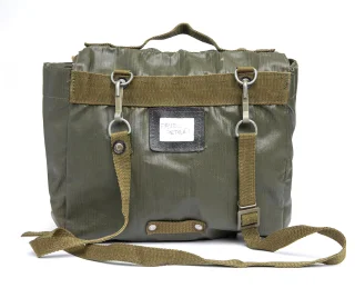 Namensschildtasche und Stabilisatorbefestigung hinten.