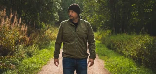 Eine Large-Jacke an einem XL-Mann ist nicht eng.