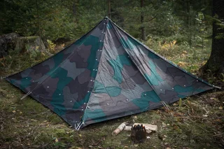 Kuvassa neljästä kankaasta tehty teltta.