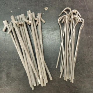 Die Pfähle können entweder vom stärkeren Typ links oder vom leichteren Typ rechts sein, die je 25 Gramm (0,88 oz) wiegen.