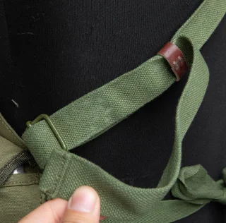 Adjustable shoulder straps.