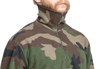 Der Kragen ist straff und in ausgestrecktem Zustand sehr hoch.