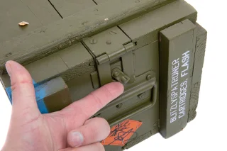 The lid can be locked in place with a latch.