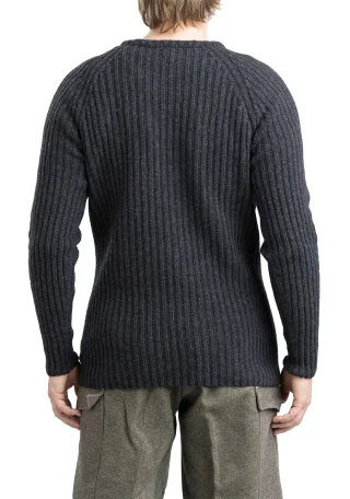 Das Modell auf dem Bild ist 175 cm (5’9”) groß, mit einem Brustumfang von 98 cm (38,6”) und einer Taille von 86 cm (33,9”). Er trägt einen Pullover in Größe M.