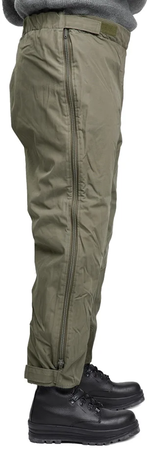 Size 03 worn by a 175 cm tall gentleman with a 86 cm waist. Underneath there's cotton pants and long johns.