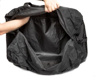 Im Inneren der Tasche befindet sich ein großer Raum.