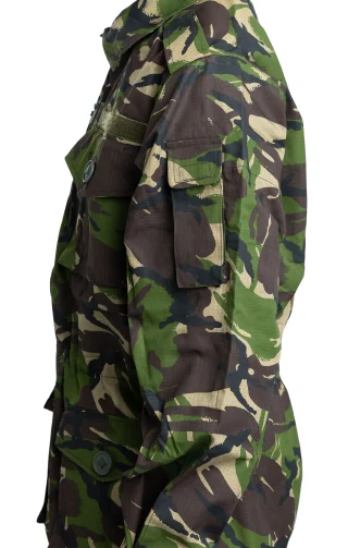 Small pocket on the left sleeve, velcro closure.