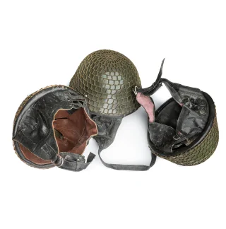 The color and style of the leather parts can vary a bit.