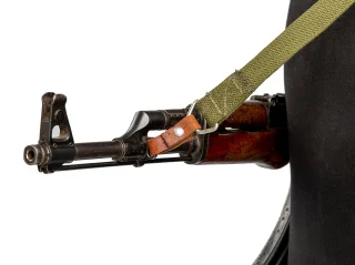 Das Lederband wird an der vorderen Halterung befestigt.