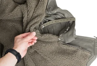 Vuori kiinnitetty napein ja nepparein. Vuorin alla on takin vyötäröllä elastinen nauha, jolla säädetään vyötärön kiristystä.