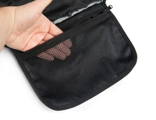 Unterste Tasche aus Mesh-Material.