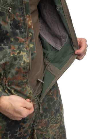 Verstellbare Kordelzüge an der Taille.