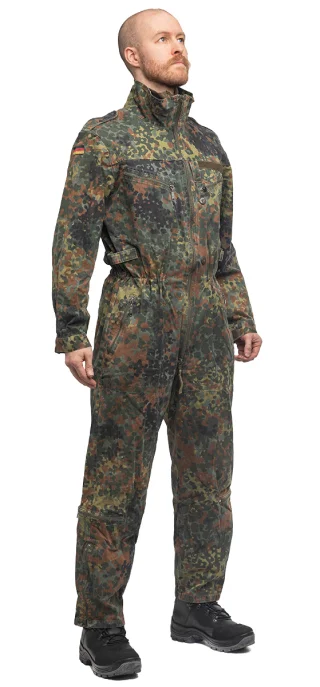 Das Model ist 182 cm groß, hat einen Brustumfang von 95 cm und trägt einen Overall in Größe 7.