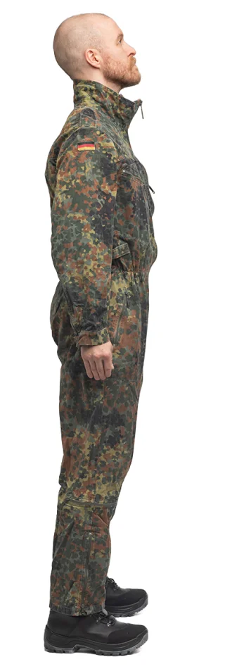Das Model ist 182 cm groß, hat einen Brustumfang von 95 cm und trägt einen Overall in Größe 7.