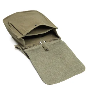 Ganz einfacher Verschluss mit Lasche und Druckknopf.