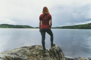 Das Modell ist 170 cm groß, hat eine Taille von 72 cm und einen Hüftumfang von 100 cm. Trägt Größe: Medium Regular.