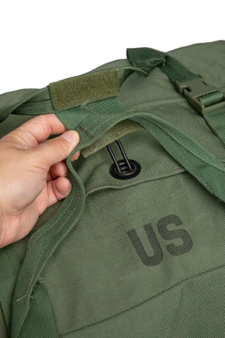 Sie können die Tasche auch mit einem Vorhängeschloss versehen (Schloss nicht im Lieferumfang enthalten).