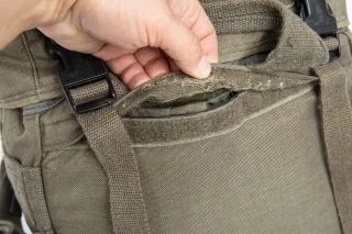 The shoulder straps can be hidden.