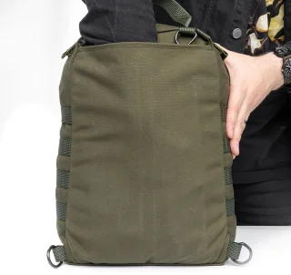 Fast-access compartment against the back, bellows construction for flexible capacity.