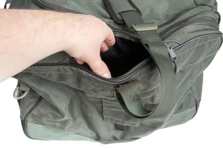 In dieser Tasche sind Schultergurte integriert.