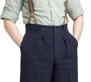 Roomy pockets and darts on the front. Yes, these pants  are made for proper use, not just dandying around.