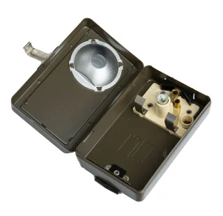 Ersatzlampenfassung im Inneren (Ersatzlampe nicht im Lieferumfang enthalten).