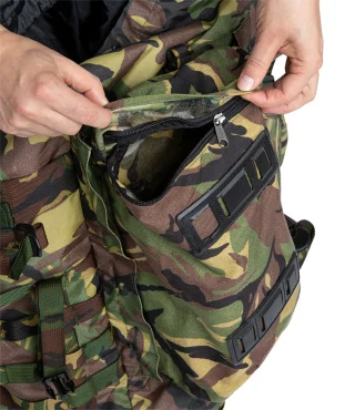 Zippered side pouches.
