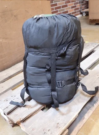 Der Kompressionssack ist sehr groß - EU-Palette am Boden.