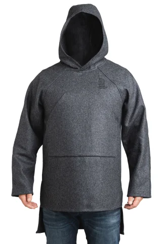 Der Brustumfang des Models beträgt 118 cm, die Größe 1,78 m und er trägt Größe S/M.