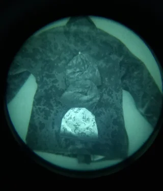 Unter den Mützen ist eine NIR-konforme M05 RES Jacke mit M05 Waldtarnmuster.