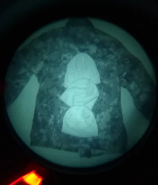 IR-beleuchtet. Unter den Mützen ist eine NIR-konforme M05 RES Jacke mit M05 Waldtarnmuster.