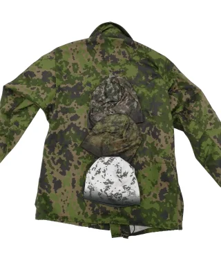 Unter den Mützen ist eine NIR-konforme M05 RES Jacke mit M05 Waldtarnmuster.