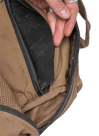 Kunststoff-Versteifungsplatte gegen den Rücken.