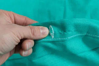 Knopflöcher verlaufen rings um das Ganze.
