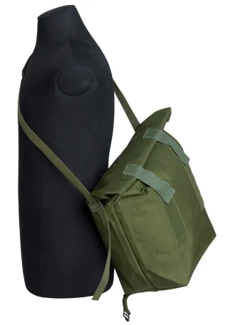 Wenn Sie den Riemen so anbringen, haben Sie eine superschicke Schultertasche, die Ihre Freunde vor Neid erblassen lässt.