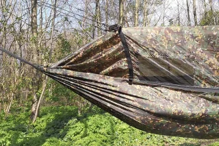 The ropes for fastening the top shield and hanging the hammock are included.